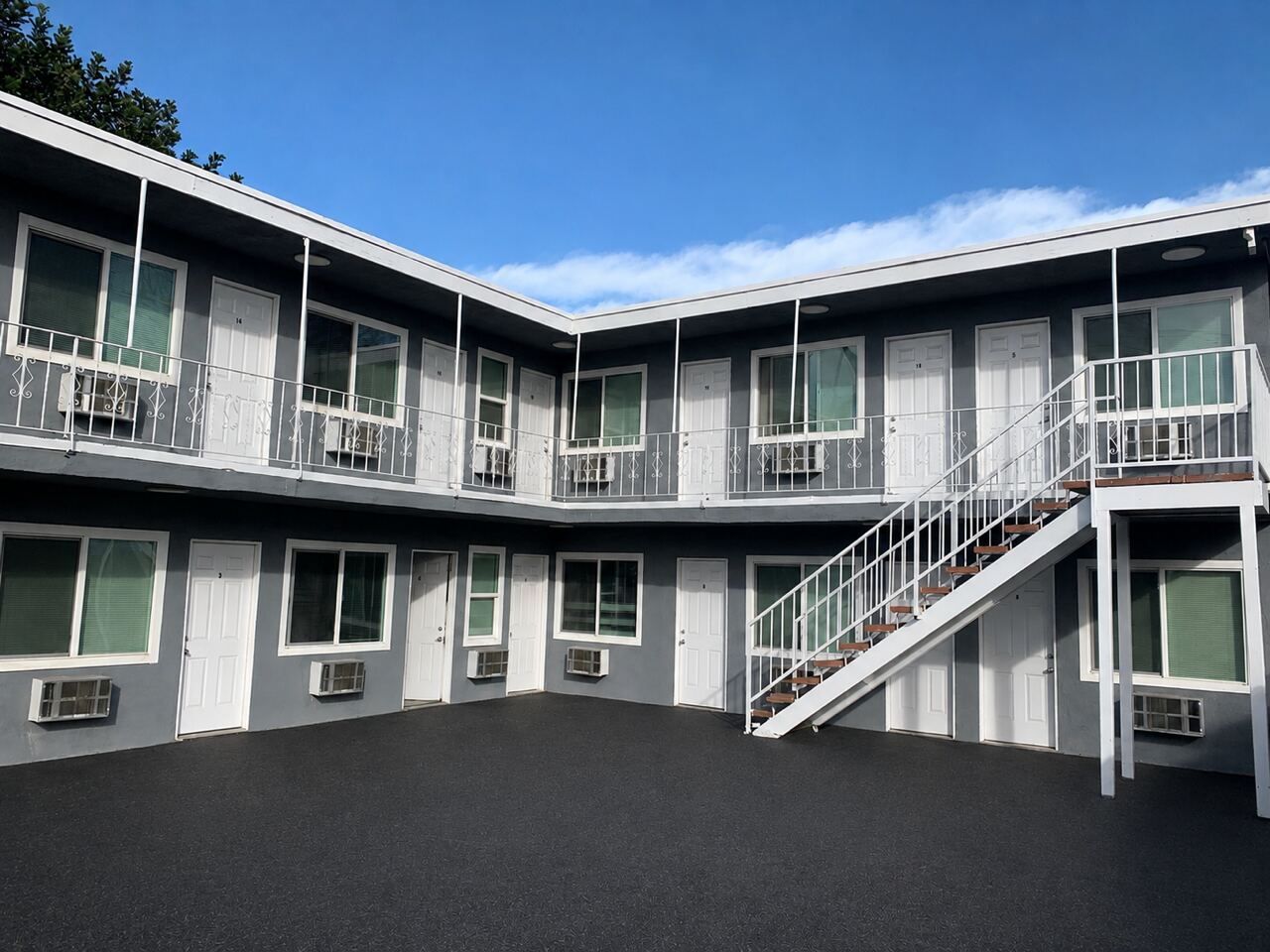 1104 E 51st Street — courtyard exterior